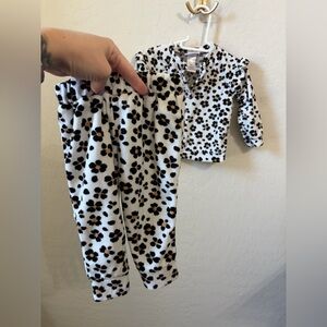 Little Lass White Floral Fleece Pajama Set with Black & Tan Flowers